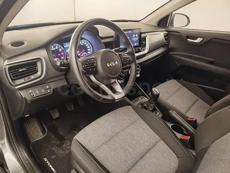 Usado Kia Stonic 100 CV (73 kW) 2024 Gris / plata SUV