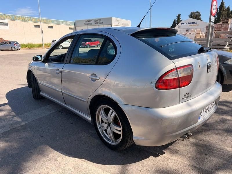 Usado Seat Leon Sport 150 CV (110 kW) 2003 Gris / plata Utilitario