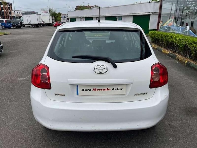 Usado Toyota Auris Luna 97 CV (71 kW) 2008 Blanco Utilitario