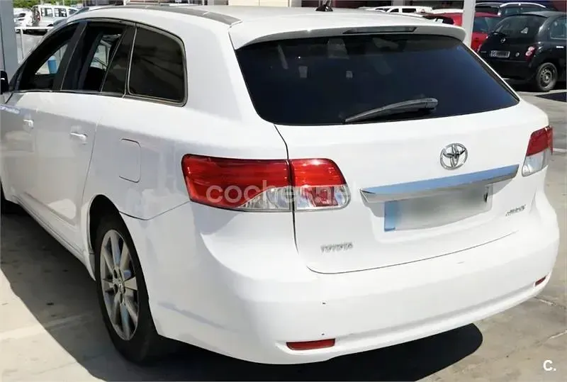 Usado Toyota Avensis Advance 124 CV (91 kW) 2012 Blanco Familiar