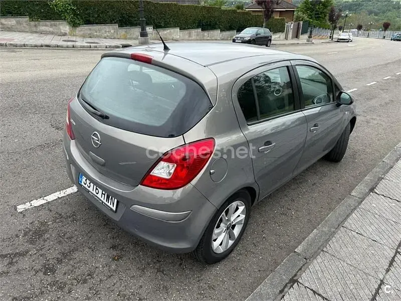 Usado Opel Corsa Color Edition 100 CV (73 kW) 2014 Gris / plata Utilitario