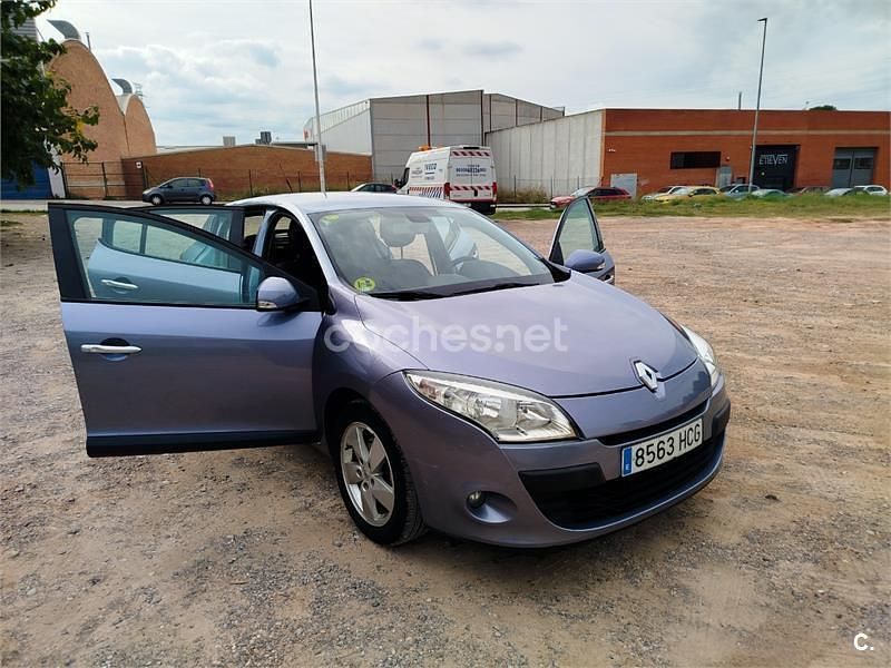 Gris / plata Usado 2011 Renault Mégane III Berlina | 6400 € (Precio justo) - Imagen 1/4