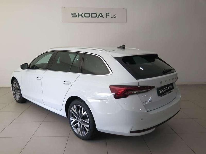 Usado Skoda Octavia 150 CV (110 kW) 2025 Blanco Familiar