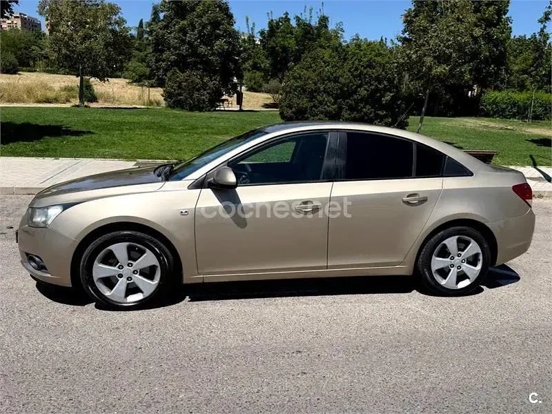 Usado Chevrolet Cruze LS 125 CV (91 kW) 2010 Beige Berlina