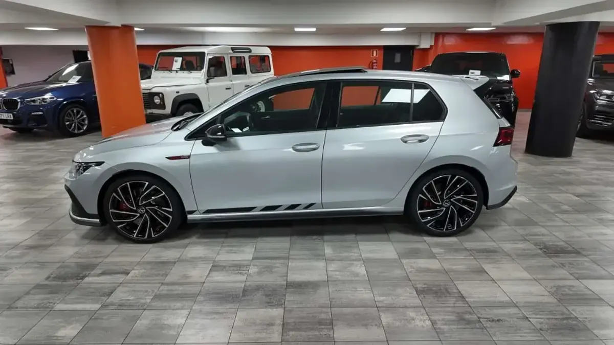Usado VW Golf VIII GTI 300 CV (220 kW) 2023 Plateado Utilitario