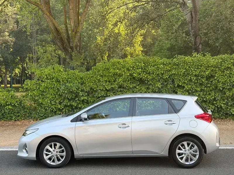 Usado Toyota Auris Active 124 CV (91 kW) 2013 Gris / plata Berlina