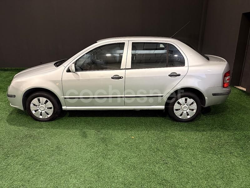 Usado Skoda Fabia 64 CV (47 kW) 2005 Gris / plata Berlina