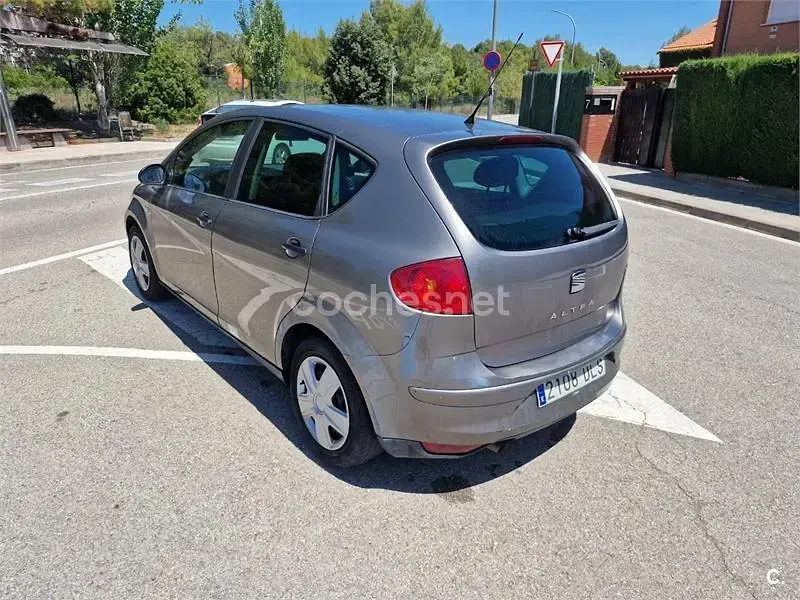 Usado Seat Altea Sport 102 CV (75 kW) 2005 Gris / plata Monovolumen