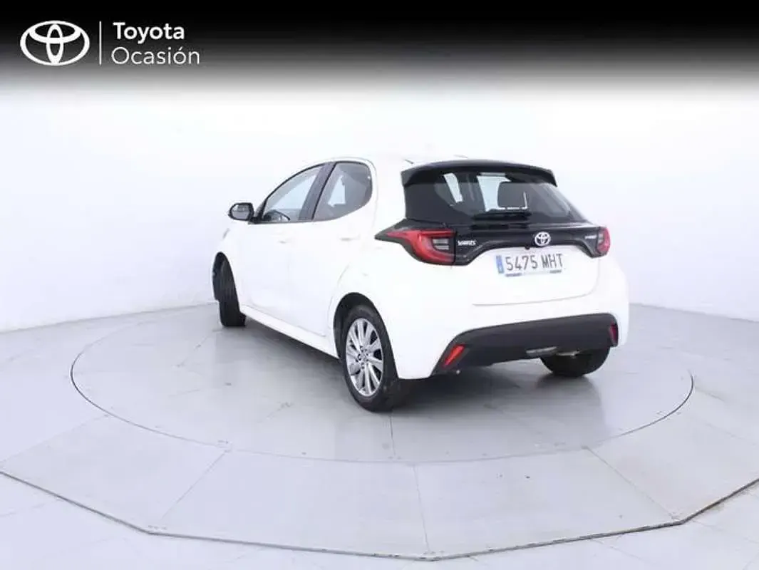 Usado Toyota Yaris Hybrid Active 116 CV (85 kW) 2023 Blanco Berlina