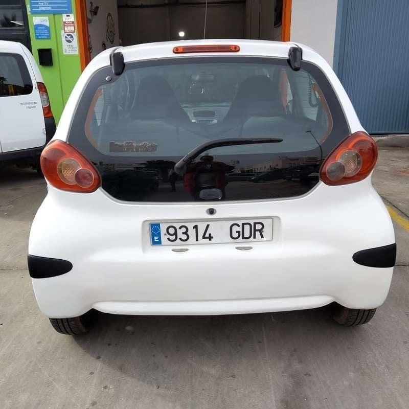 Usado Toyota Aygo 54 CV (39 kW) 2008 Blanco Utilitario