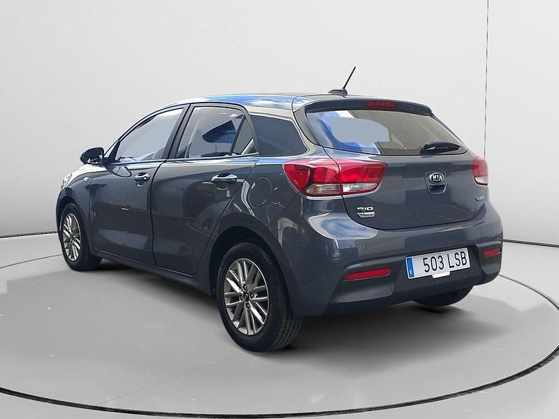 Usado Kia Rio 101 CV (74 kW) 2021 Gris Berlina