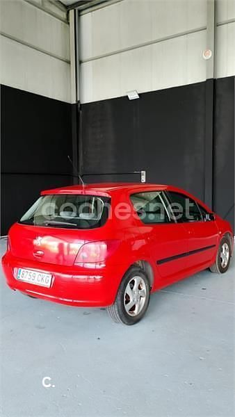 Usado Peugeot 307 110 CV (80 kW) 2003 Rojo Berlina