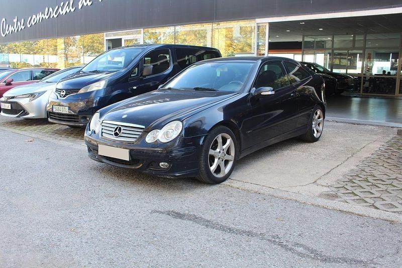 Usado Mercedes C200 Classic 122 CV (89 kW) 2007 Negro Utilitario