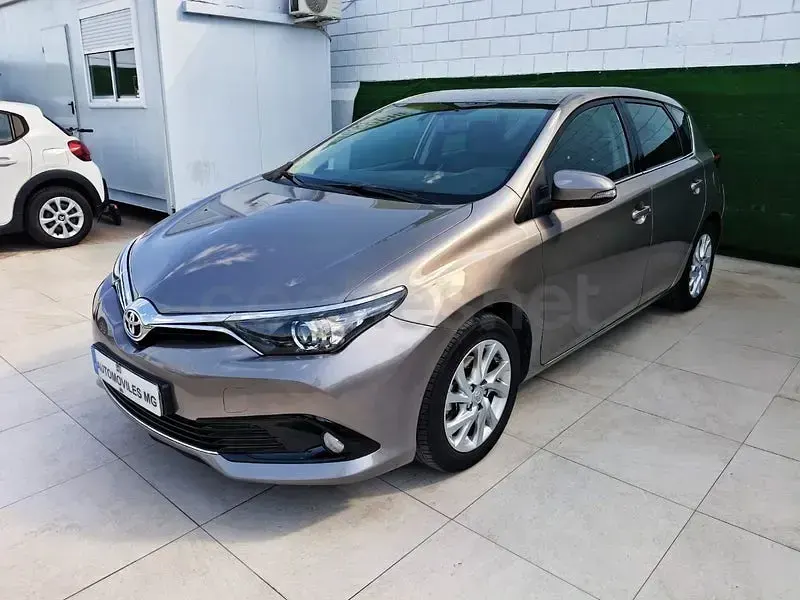 Usado Toyota Auris Business Edition 116 CV (85 kW) 2016 Beige Berlina