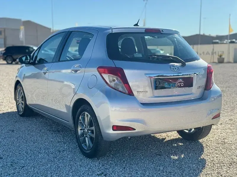 Usado Toyota Yaris Active 90 CV (66 kW) 2012 Gris / plata Utilitario