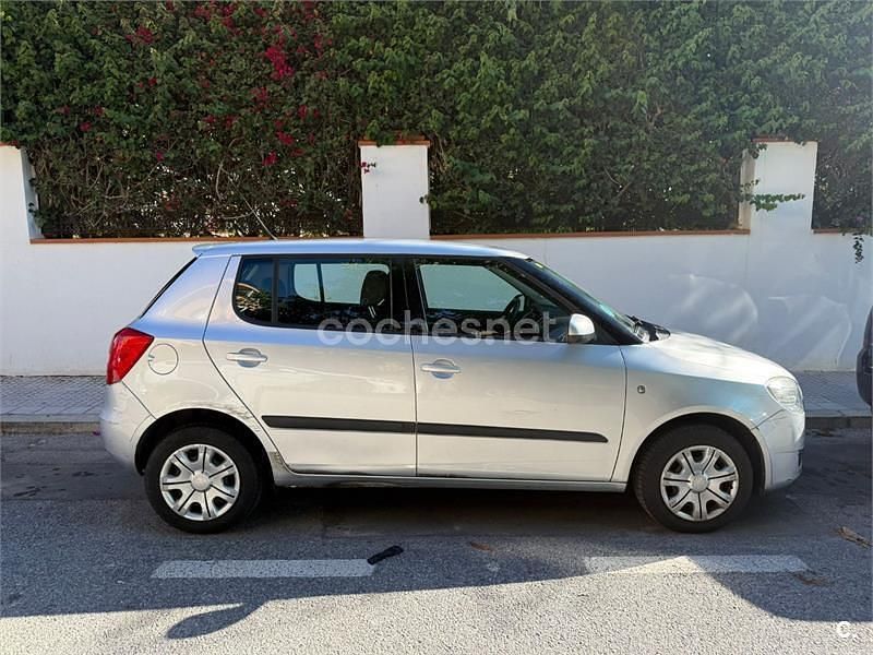 Gris / plata Usado 2010 Skoda Fabia Berlina | 5000 € (Precio justo) - Imagen 1/4