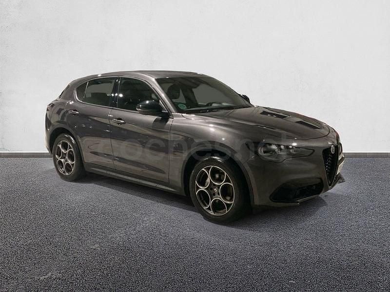 Usado Alfa Romeo Stelvio Sprint 160 CV (117 kW) 2023 Gris / plata SUV