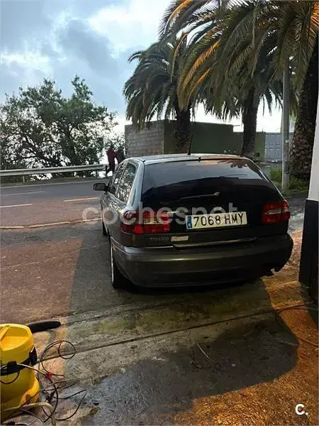 Usado Volvo V40 102 CV (75 kW) 2002 Gris / plata Familiar