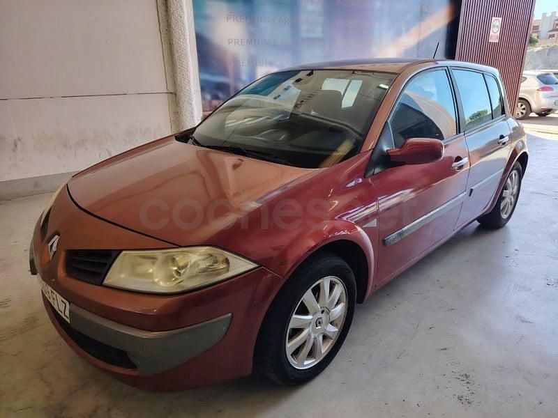 Usado Renault Mégane II Dynamique 105 CV (77 kW) 2007 Rojo Berlina