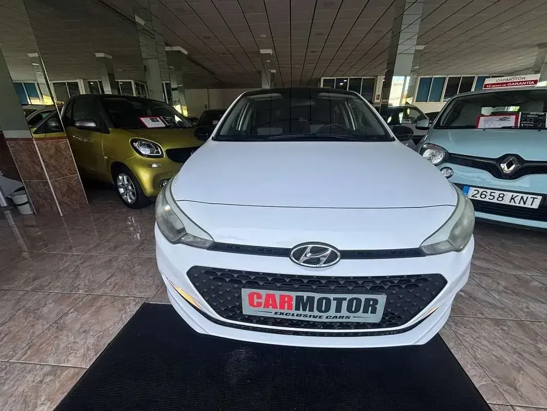 Usado Hyundai i20 84 CV (61 kW) 2016 Blanco Utilitario