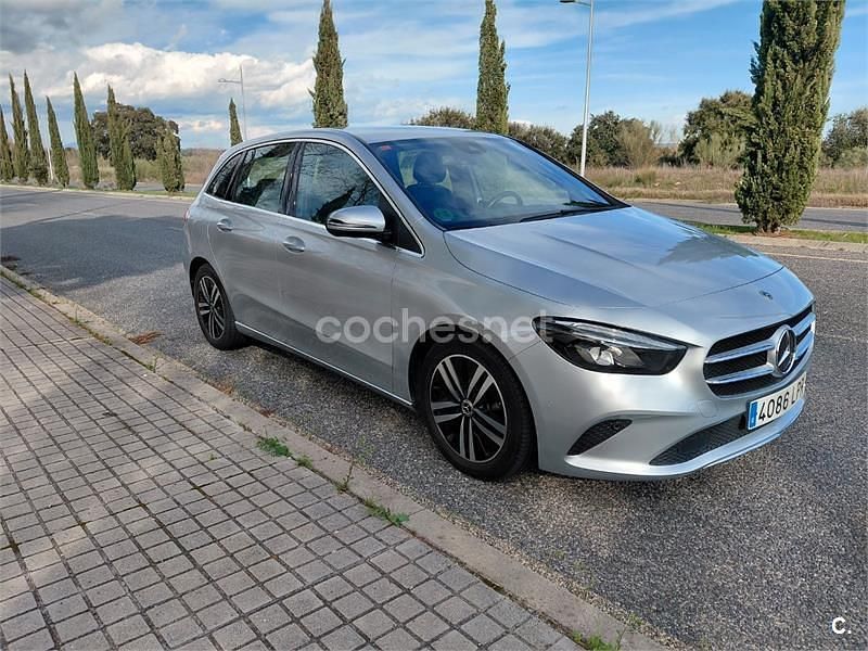 Usado Mercedes B180 116 CV (85 kW) 2021 Gris / plata Monovolumen