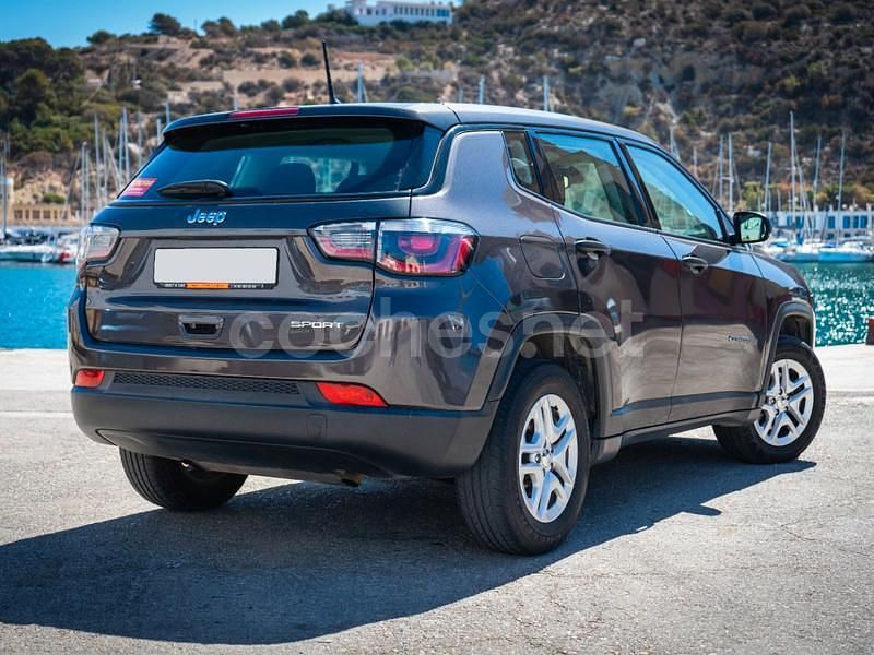 Usado Jeep Compass Sport 140 CV (102 kW) 2019 Gris / plata SUV