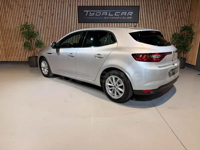 Usado Renault Mégane 130 CV (95 kW) 2018 Gris / plata Berlina