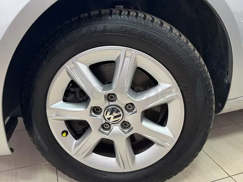 Usado VW Touran Advance 140 CV (102 kW) 2013 Gris / plata Monovolumen