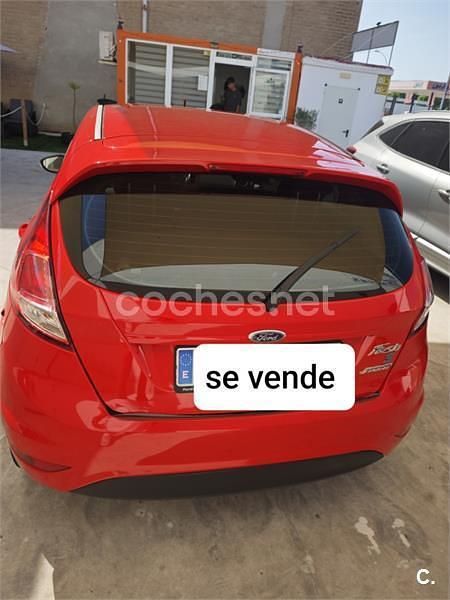 Usado Ford Fiesta Trend 60 CV (44 kW) 2013 Rojo Utilitario