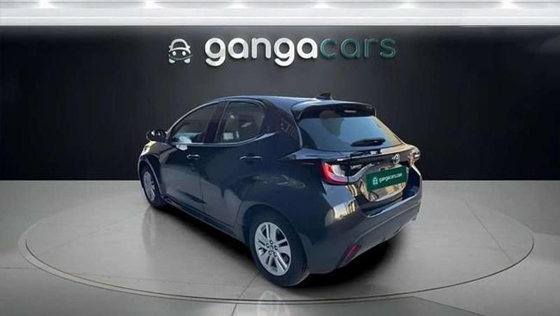 Usado Toyota Yaris Hybrid Active 116 CV (85 kW) 2022 Negro Utilitario