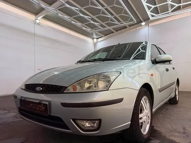 Usado Ford Focus Trend 100 CV (73 kW) 2003 Gris / plata Berlina