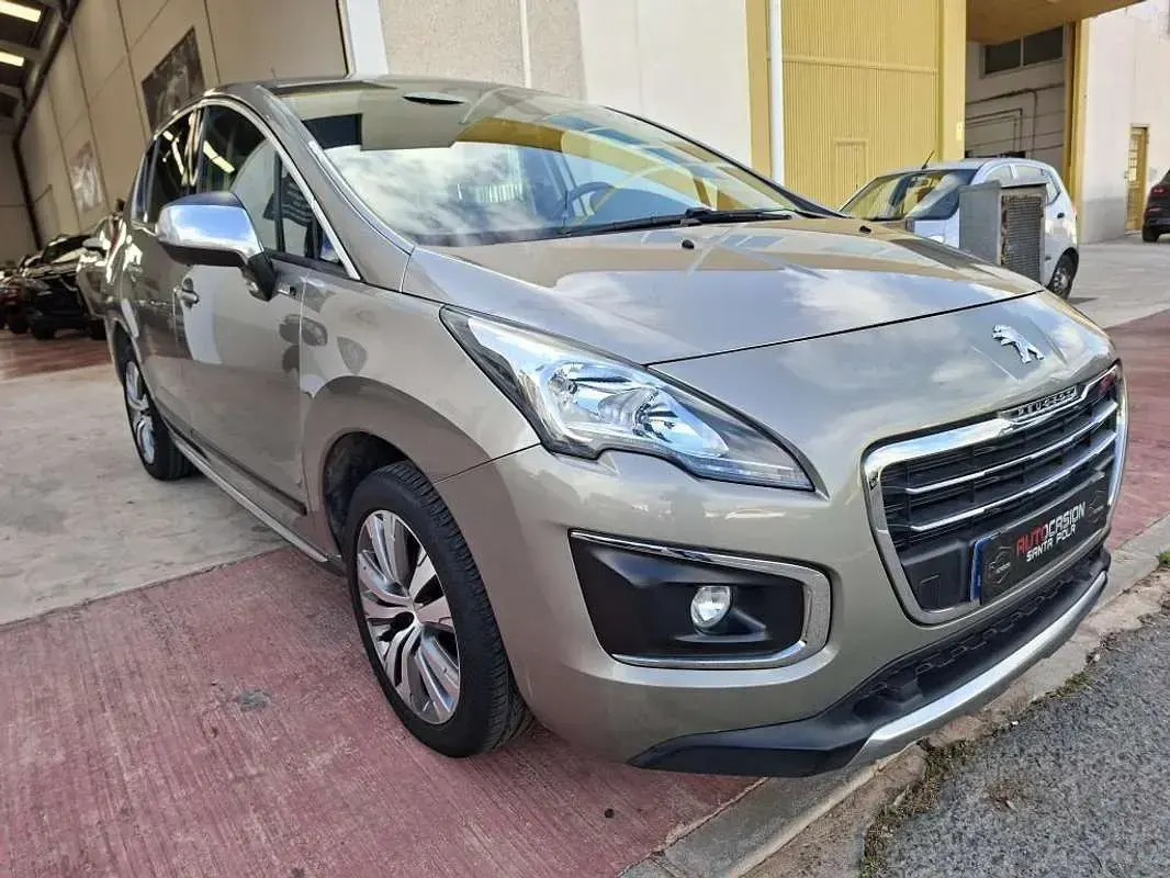Usado Peugeot 3008 Style 120 CV (88 kW) 2015 Beige Familiar