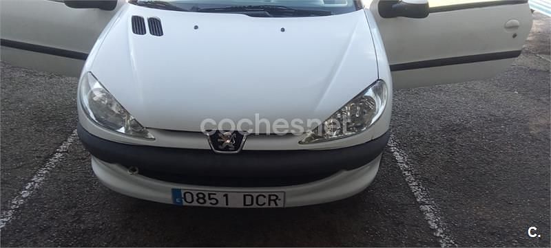 Usado Peugeot 206 110 CV (80 kW) 2004 Blanco Berlina