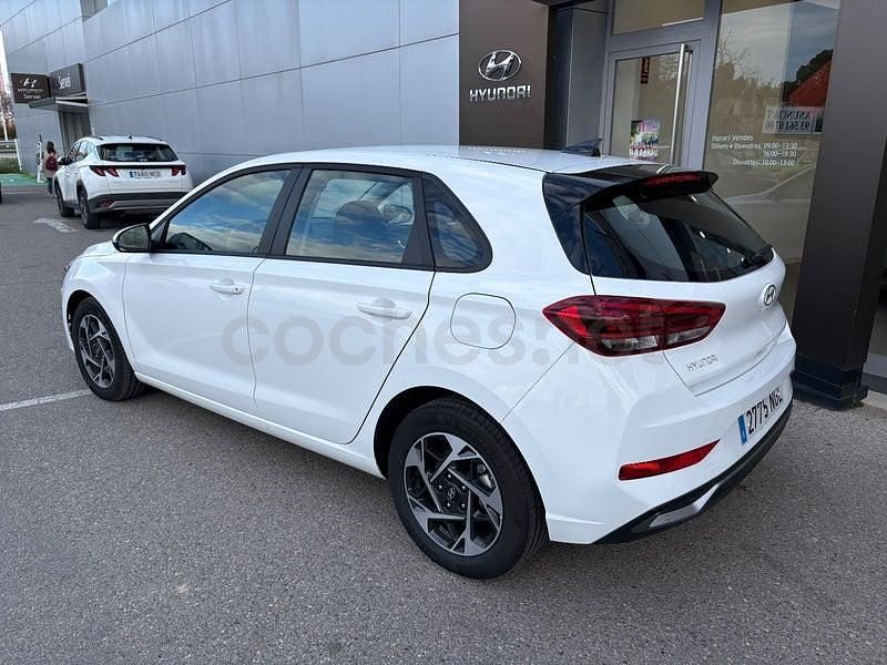 Usado Hyundai i30 100 CV (73 kW) 2025 Blanco Familiar