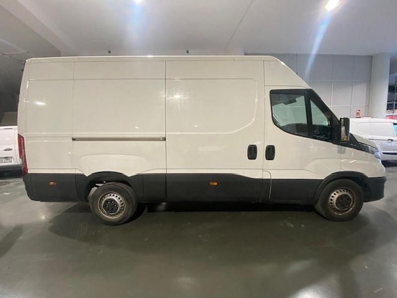 Begagnad Iveco Daily 162 HK (119 kW) 2022 Vit Sedan