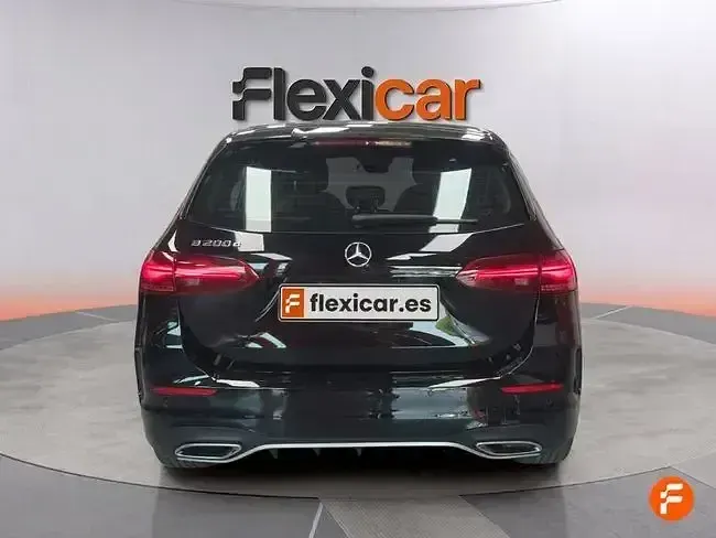 Usado Mercedes B200 150 CV (110 kW) 2023 Negro Utilitario