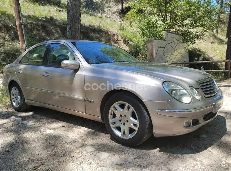 Usado Mercedes E240 Elegance 177 CV (130 kW) 2003 Beige Berlina