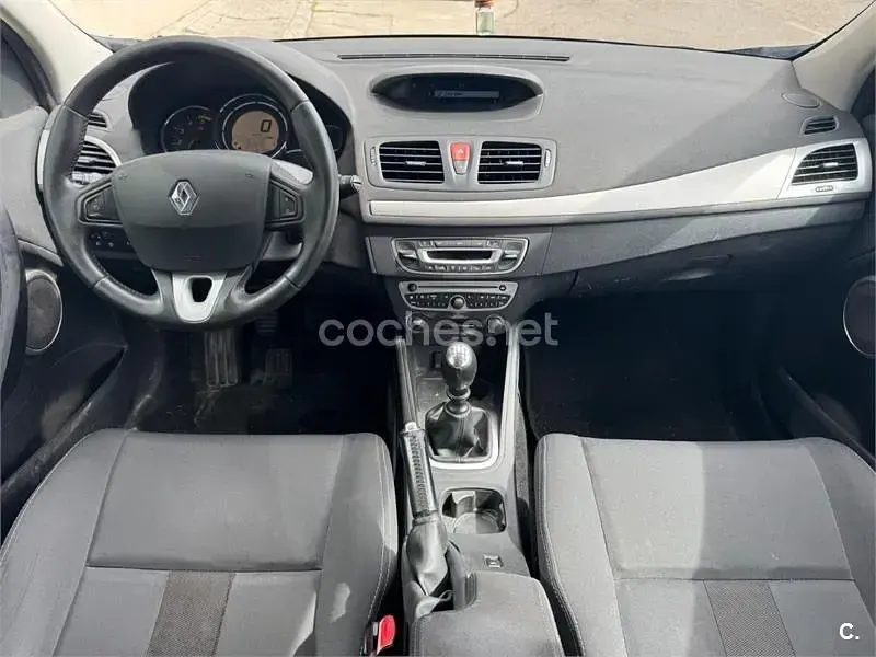Usado Renault Mégane III Dynamique 105 CV (77 kW) 2009 Gris / plata Berlina