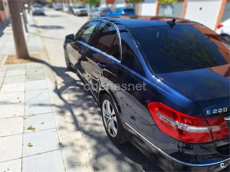 Usado Mercedes E220 Avantgarde 170 CV (125 kW) 2012 Azul Berlina