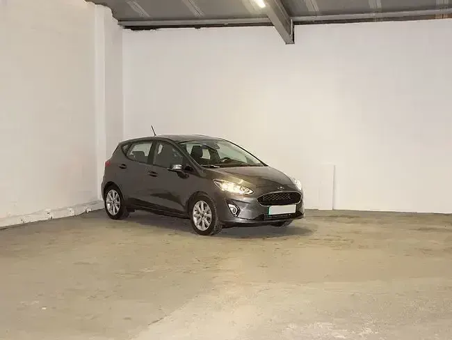 Usado Ford Fiesta Trend 85 CV (62 kW) 2019 Gris Utilitario