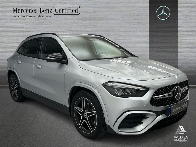 Usado Mercedes GLA200 AMG line 150 CV (110 kW) 2025 Gris / plateado SUV