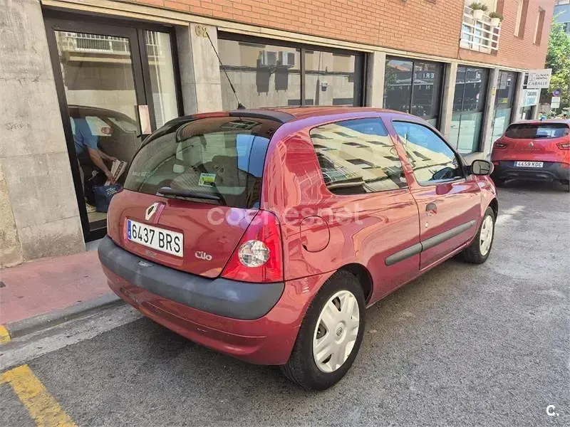 Usado Renault Clio 75 CV (55 kW) 2002 Rojo Berlina