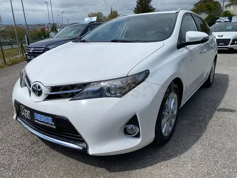 Usado Toyota Auris Live 124 CV (91 kW) 2014 Blanco Familiar