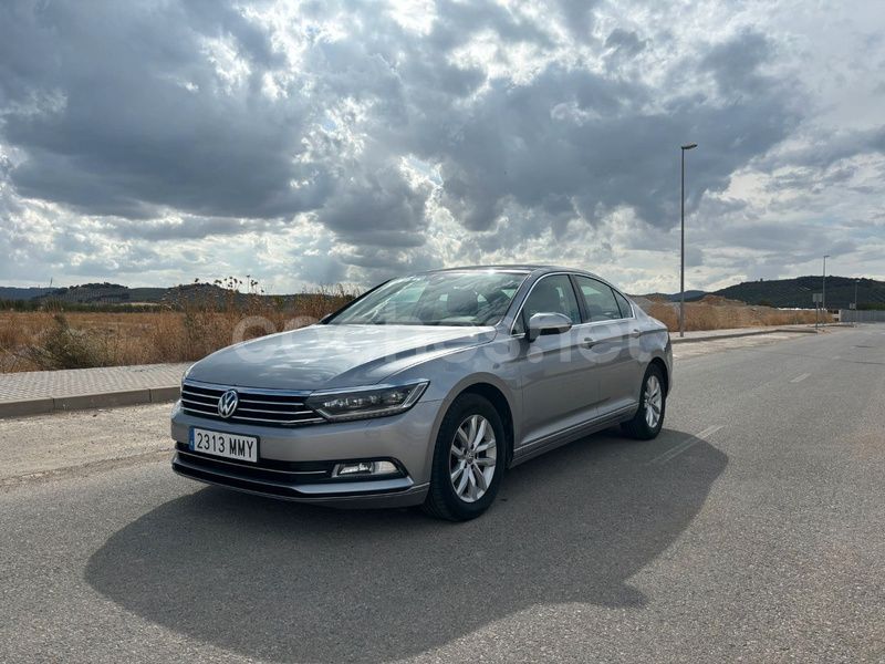 Gris / plata Usado 2019 VW Passat Executive Berlina | 19.900 € (Caro) - Imagen 1/4