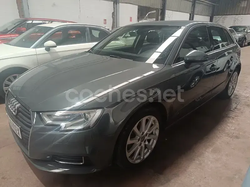 Usado Audi A3 116 CV (85 kW) 2018 Gris / plata Berlina