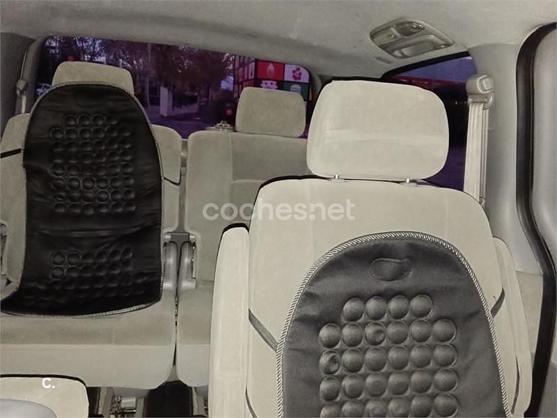 Usado Kia Carnival EX 144 CV (105 kW) 2006 Gris / plata Monovolumen