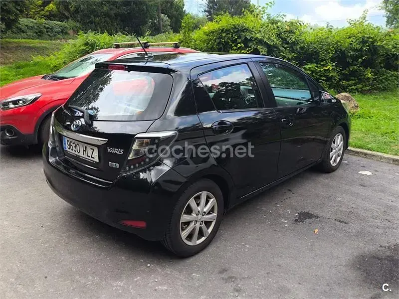 Usado Toyota Yaris Hybrid Active 100 CV (73 kW) 2012 Negro Berlina