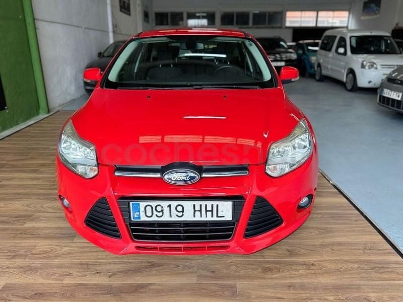 Usado Ford Focus Trend 95 CV (69 kW) 2012 Rojo Berlina