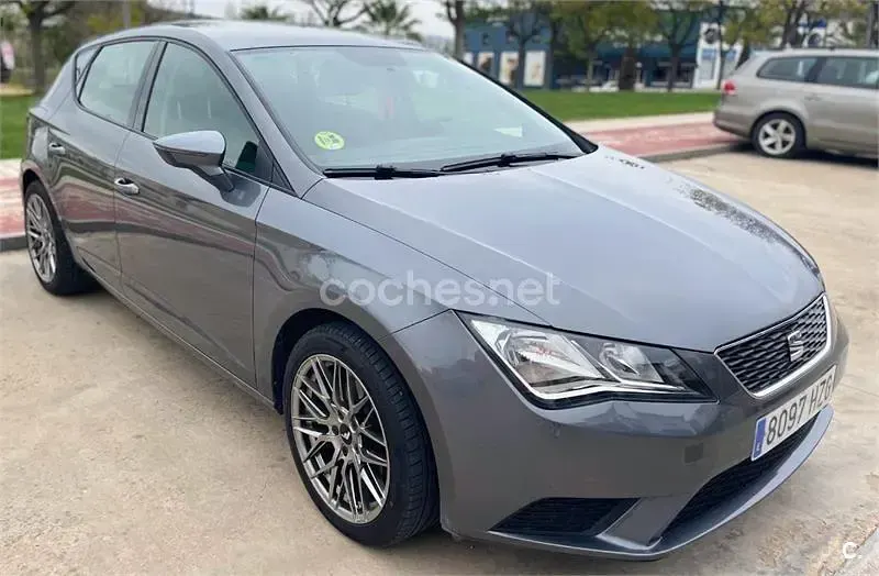 Usado Seat Leon Reference 105 CV (77 kW) 2014 Gris / plata Berlina