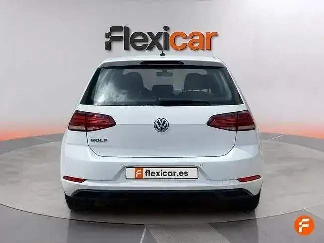 Usado VW Golf VII 110 CV (80 kW) 2018 Blanco Berlina